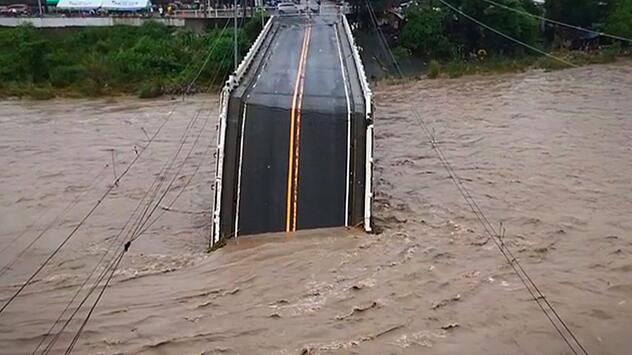 Menschen vermisst: Gewaltige Monsunfluten reissen Brücke auf den Philippinen entzwei