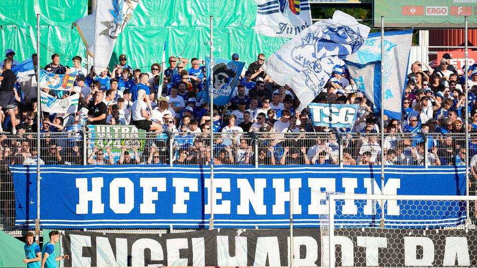 Fans der TSG Hoffenheim im Spiel gegen die Würzburger Kickers.