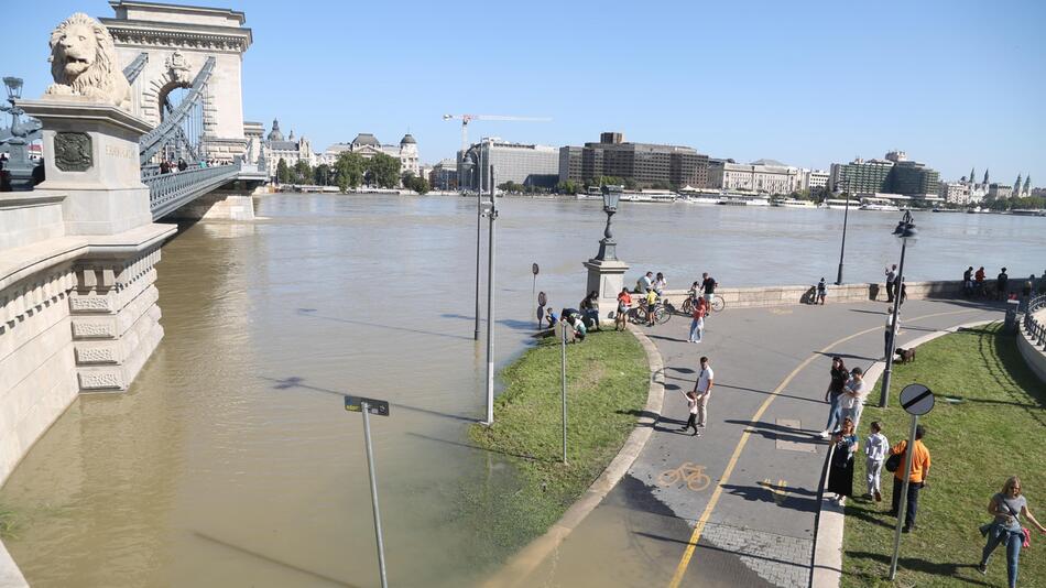 überflutete Donau in Budapest