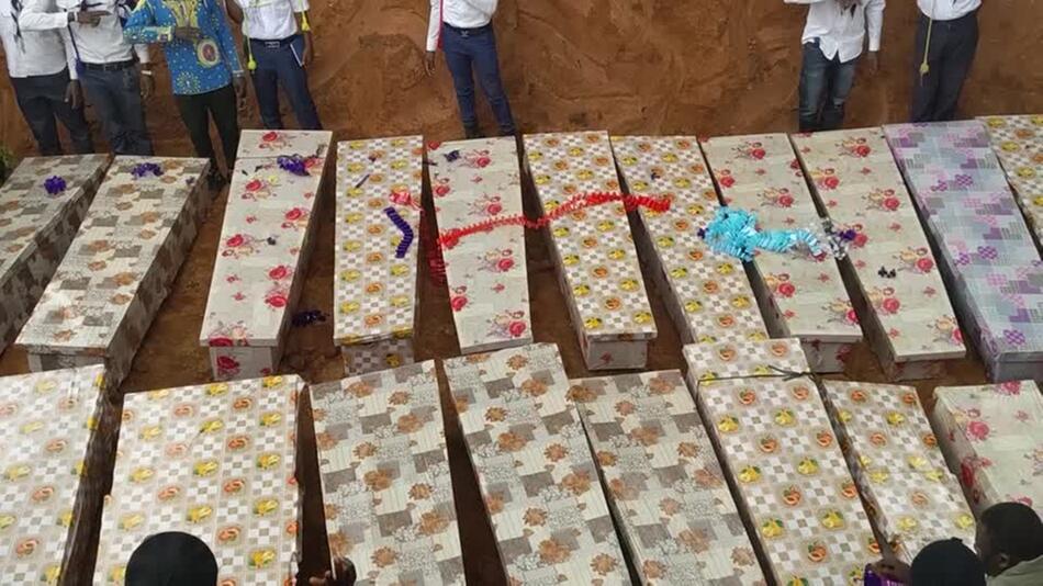 Massenbeerdigung nach IS-Überfall auf Kirche im Kongo