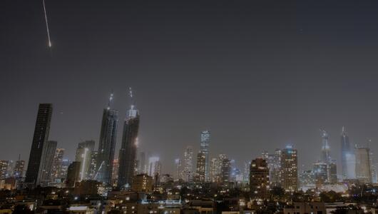 In Tel Aviv hat es nach einem iranischen Angriff Explosionen gegeben.