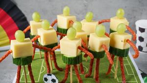 Käse-Trauben-Spiesse im Fussballer-Look