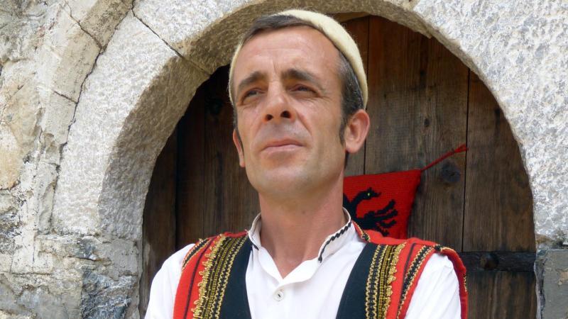 Sokol Nikolle Koçeku in Tracht