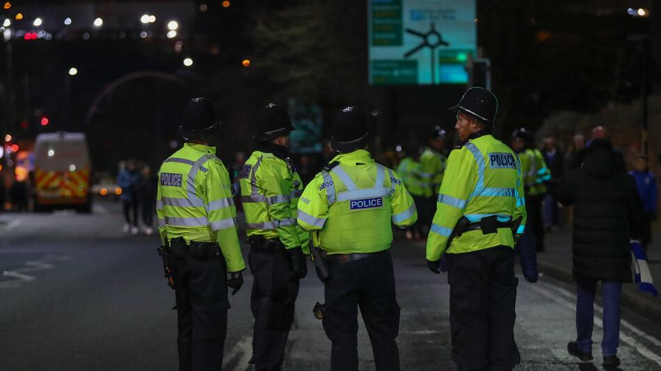 Englische Polizisten auf einer Strasse