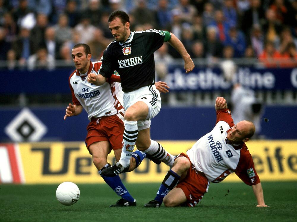 Thomas Gravesen (rechts) zu HSV-Zeiten im Zweikampf mit Leverkusens Jens Nowotny (Mitte).