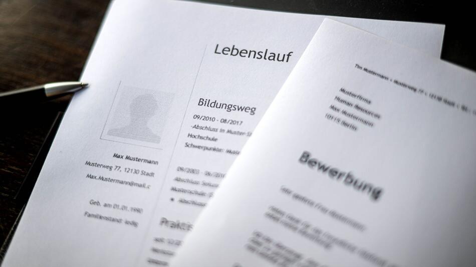 Bewerbungsunterlagen liegen auf einem Tisch