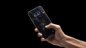 Hand hält ein Smartphone mit gesprungenem Display, auf dem der Sperrbildschirm mit der Uhrzeit 6 ...