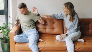 Ein Mann benutzt ein Mobiltelefon und ignoriert eine Frau, die mit ihm sprechen möchte.