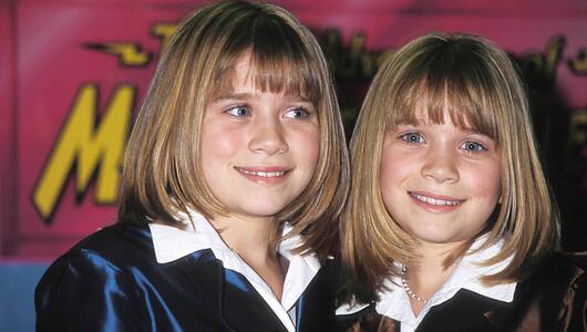 Mary-Kate und Ashley Olsen posieren auf dem roten Teppich.