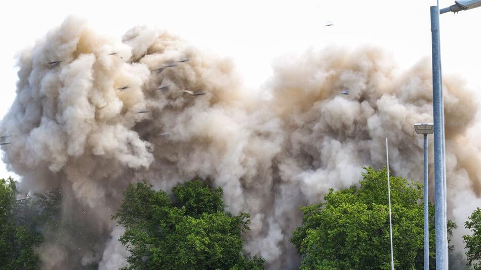 Gewaltige Detonation: Duisburg sprengt weiteren "Weissen Riesen"