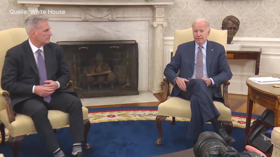 Kevin McCarthy und Joe Biden sitzen am 22. Mai 2023 im Weissen Haus zusammen