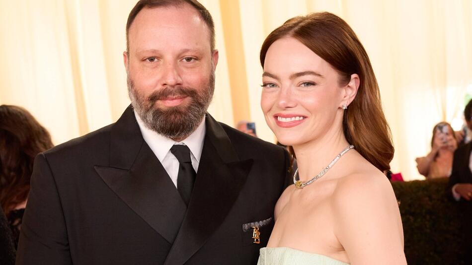 Giorgos Lanthimos und Emma Stone bei der 96. Oscarverleihung.