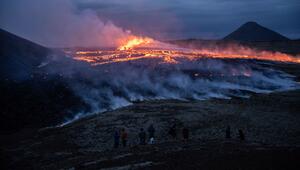 Lava tritt aus einer Spalte eines Vulkans bei Litli-Hrútur aus