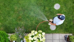 Mann mit Gartenschlauch