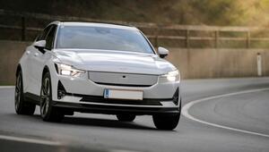 Weisses Elektroauto der Marke Polestar, frontal aufgenommen, fährt auf einer kurvigen Strasse ...