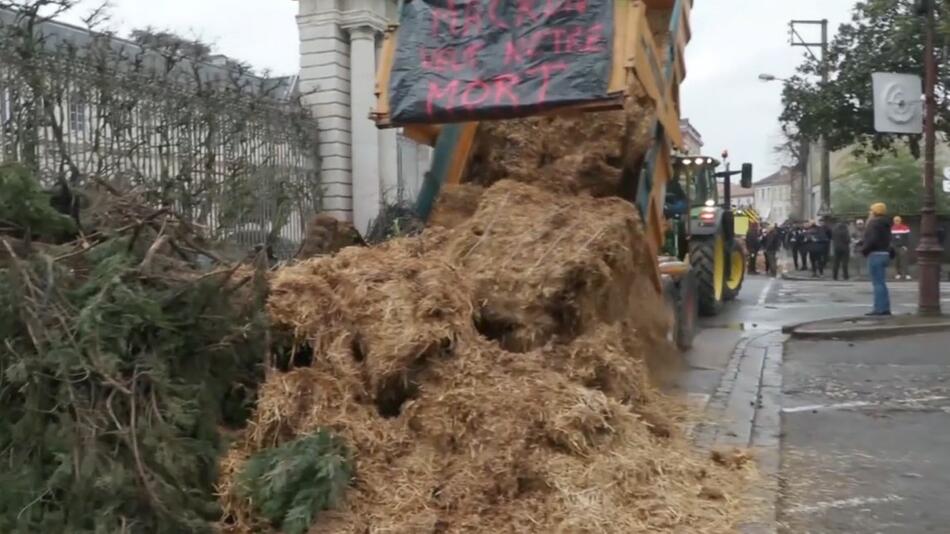 Bauer lädt Mist auf der Strasse ab