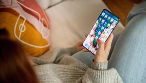 Verschiedene Apps sind auf einem Smartphone zu sehen