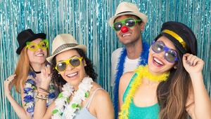 Als Urlauber verkleidete, gut gelaunte junge Menschen