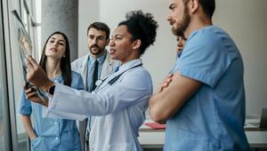 Mehrere Ärzte und medizinische Fachkräfte betrachten ein Röntgenbild