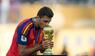 Rodri küsst den WM-Pokal.