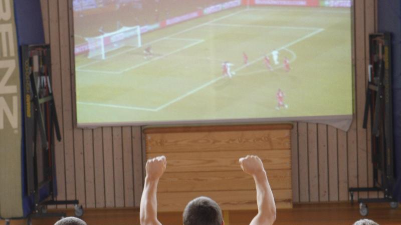 Gemeinsam ein Fussball-EM-Spiel anschauen