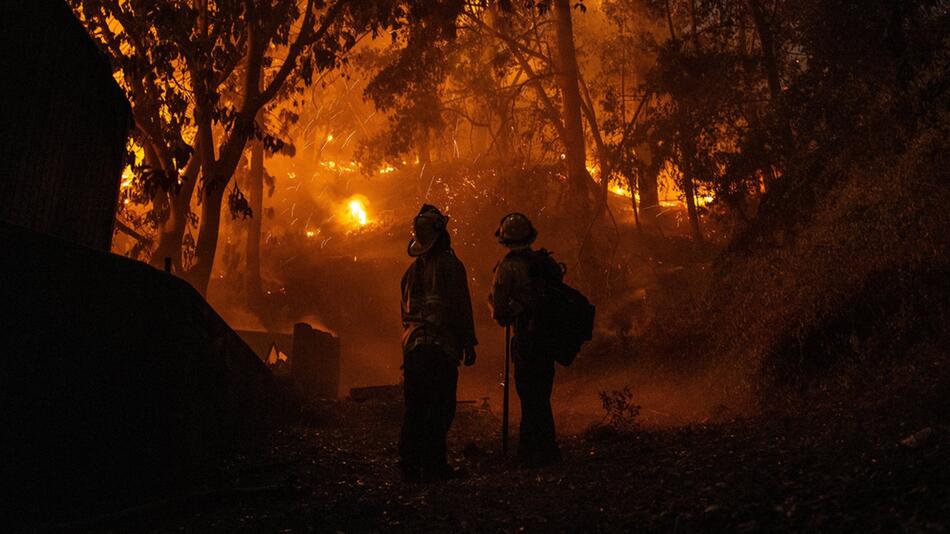 Zwei Feuerwehrmänner vor den Flammen des "Sunset Fire" in den Hollywood Hills.