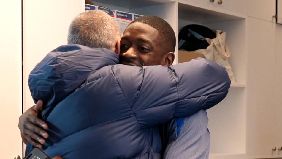 Emotionaler Empfang: Enrique gratuliert Dembélé zum Ballon d'Or