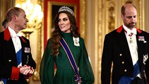 Prinzessin Kate zwischen Prinz Edward und ihrem Ehemann Prinz William beim Staatsbankett für den ...