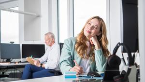Zwei Kollegen arbeiten in einem Büro