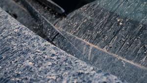 Saharastaubauf einem Auto in Stuttgart