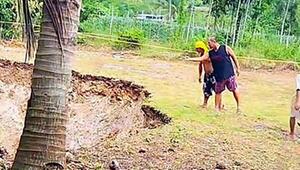 Boden gibt nach: Gewaltiges Senkloch öffnet sich in Garten auf den Philippinen