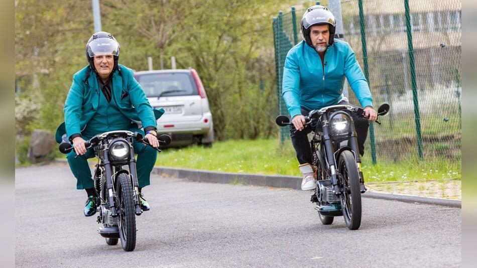 Bleifuss vor dem E-Bike-Deal: Ralf Dümmel und Nils Glagau (r.).