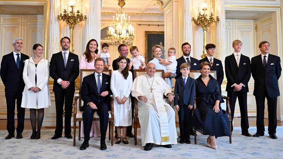 Papst Franziskus inmitten der grossherzoglichen Familie im Palast in Luxemburg.