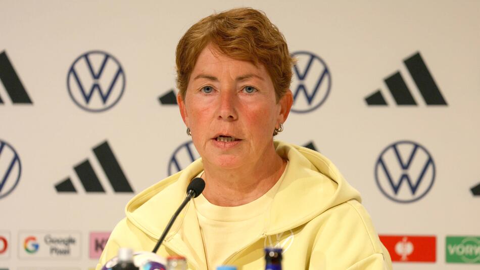 Co-Trainerin Maren Meinert bei der Pressekonferenz am Dienstag