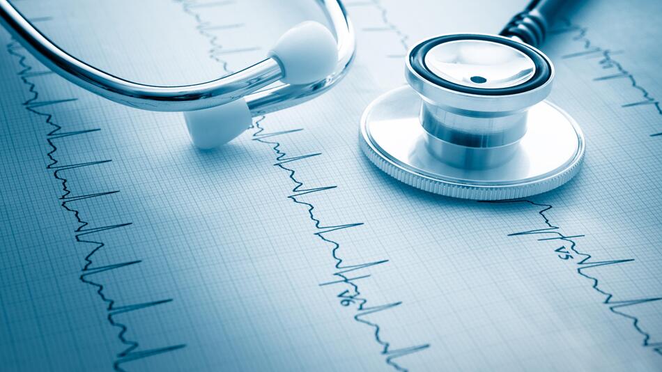 Stethoskop und EKG