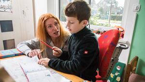 Eine Mutter und ihr Sohn bei den Hausaufgaben