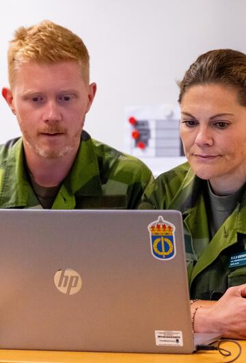 Prinzessin Victroria von Schweden mit einem Studenten der Militäruniversität.