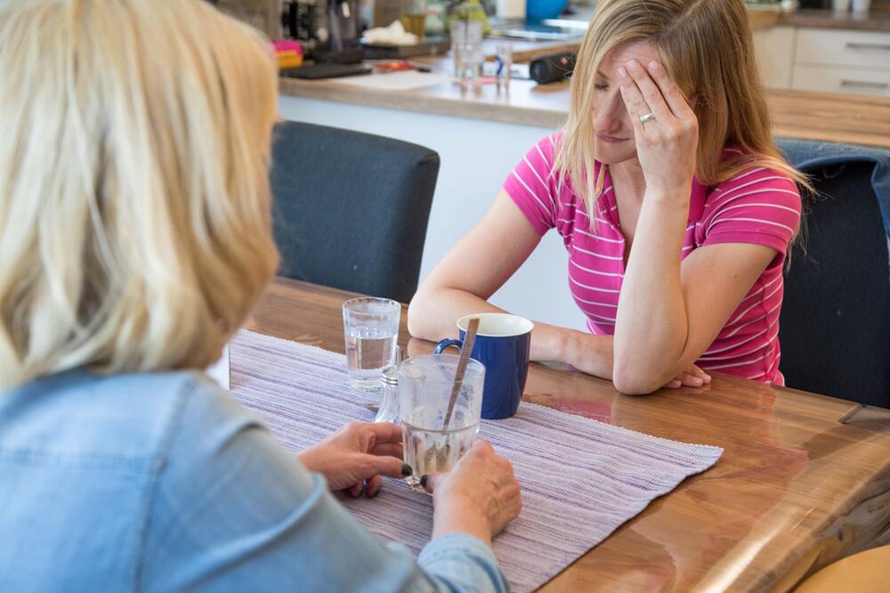 Mutter und Tochter unterhalten sich