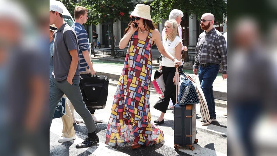 Hingucker auf den Strassen von New York City: Anne Hathaway ist zurück in ihrer Rolle der Andy Sachs.
