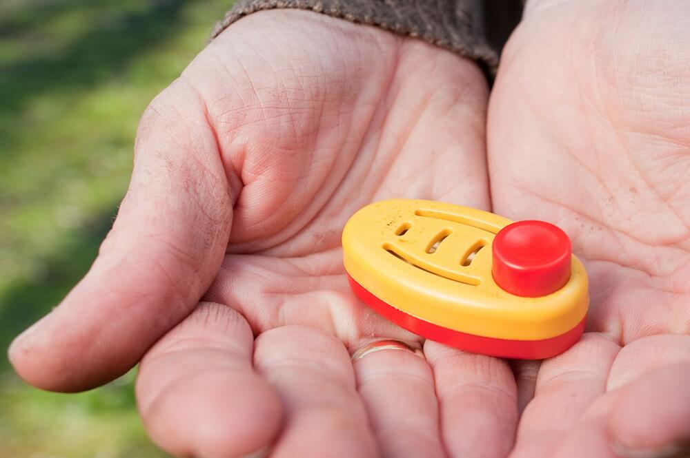 Eine Frau hält einen Clicker in den Händen