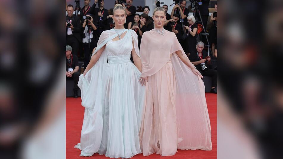 Lady Amelia und Lady Eliza Spencer auf dem roten Teppich in Venedig.