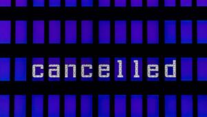 Ein Flug wird auf der Anzeigetafel als gestrichen ausgewiesen