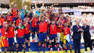 Spaniens grosser Moment - und Donald Trump, der von FIFA-Chef Gianni Infantino (r.) höflich aus ...