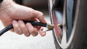 Mann pumpt Autoreifen auf