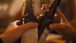 Anstossen mit Flaschenbier