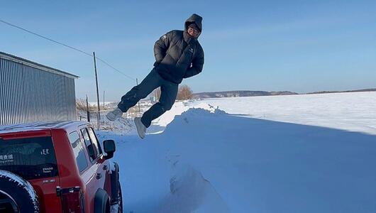 Mann will in weichen Tiefschnee springen und erlebt knallharte Überraschung