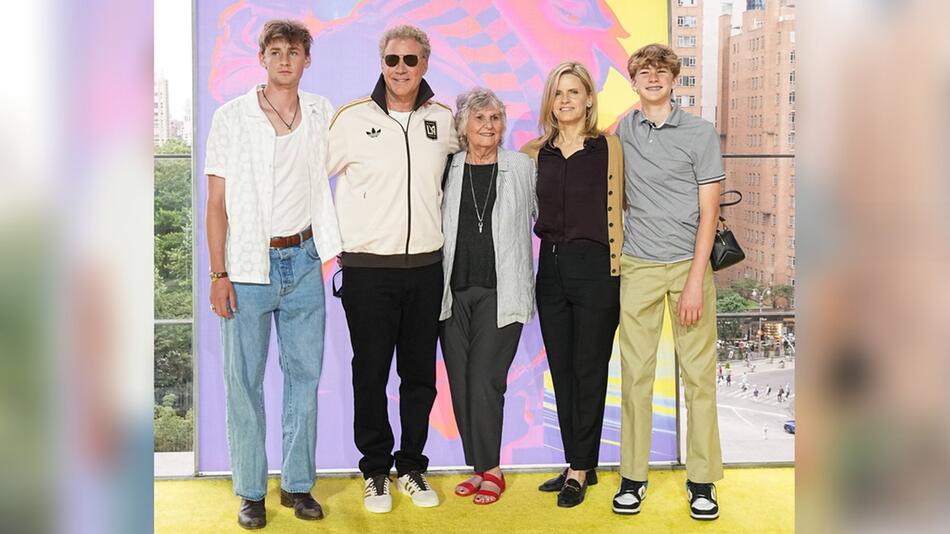 Schauspieler Will Ferell mit Mama Betty Kay Overman, Ehefrau Viveca Paulin und den beiden Söhnen ...