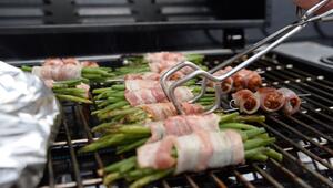 Speckbohnen auf einem Gasgrill