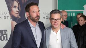 Ben Affleck und Matt Damon müssen sich mit einer Klage gegen ihre Firma befassen.