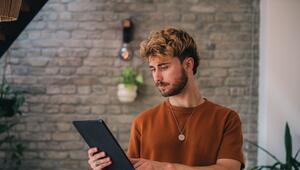 Ein Mann hält ein Tablet in den Händen